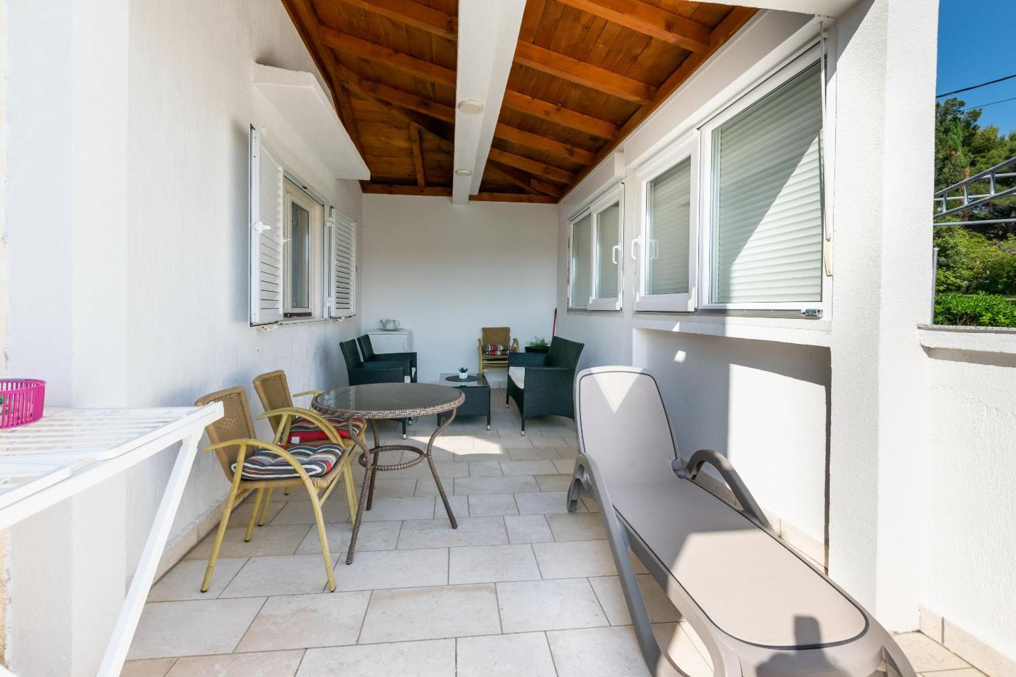 Apartments Miranda Lopar Exterior photo